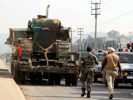 పఠాన్‌కోట్: నిజం గుర్తించకుండా పోలీస్‌లు చితక్కొట్టారు