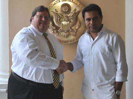 అమెరికా నుంచి ఎందుకు తిప్పి పంపిస్తున్నారు: కెటిఆర్ ఆరా, కవితకు దత్తాత్రేయ కౌంటర్