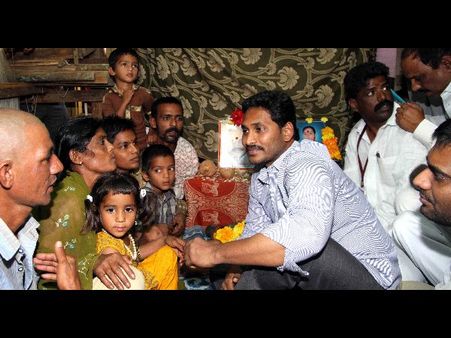 అధైర్య పడకండి, అండగా ఉంటా: భరోసా యాత్రలో జగన్ (ఫోటోలు)