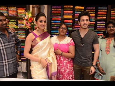 అత్తాపూర్‌లో అఖిల్‌కి కుర్తా సెలెక్ట్ చేసిన రకుల్