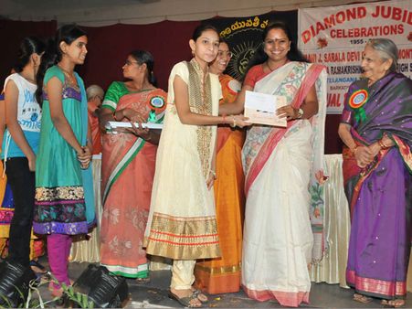 'కవితా! హైదరాబాద్ ఆదాయం ఏం చేస్తున్నారు', 'గెలిచినా మేం బానిసలుగానే'