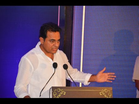 హైదరాబాద్‌పై బయటివారికీ హక్కు, టాలీవుడ్ ఎక్కడికీ పోదు: కెటిఆర్