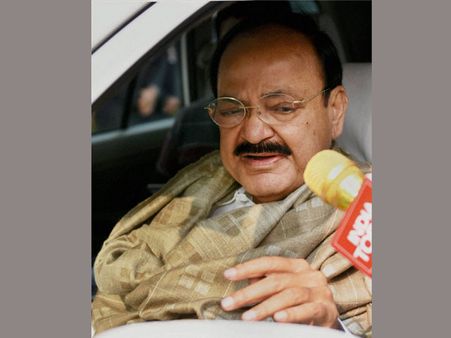 సోనియాతో వెంకయ్య భేటీ: 'తెలుగుపై ఆంక్షలు విధించడం శోచనీయం'