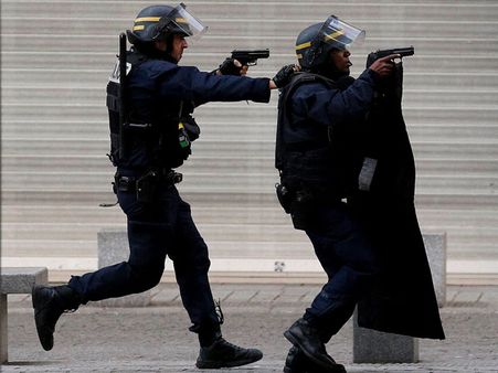 ‘అల్లాహు అక్బర్’ అంటూ కత్తితో వ్యక్తి: కాల్చేశారు