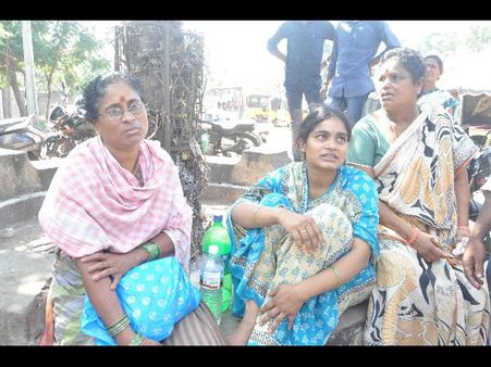 కేజీహెచ్‌లో 28 రోజుల శిశువు మృతి: నర్సు నిర్లక్ష్యమే కారణమంటూ నిరసన (ఫోటోలు)