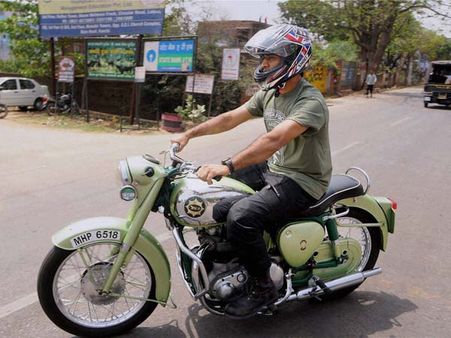 అనంతపురం కోర్టుది తప్పుడు వారెంట్: ధోనీని అరెస్ట్ చేయాలనడంపై లాయర్