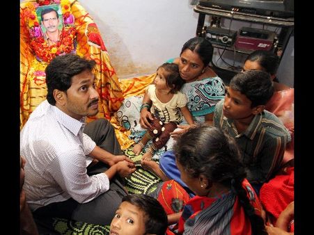 బాబొచ్చాడు.. పంగనామాలు పెట్టాడు: 'అనంత' యాత్రలో జగన్ (ఫోటోలు)