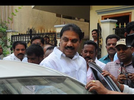 ఉద్రిక్తత: బెజవాడకే అవమానం, విష్ణు అరెస్ట్‌పై రఘువీరాను నిలదీసిన మద్దతుదారులు