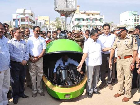 సేఫ్టీ ఫస్ట్-హెల్మెట్ మస్ట్: అవగాహన ర్యాలీలో రాజీవ్ శర్మ, మహేందర్ రెడ్డి(పిక్చర్స్)