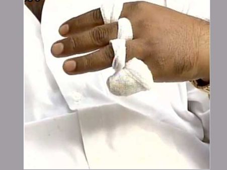 సోనియాకు బెయిల్: తిరుమలేశుడికి వేలు కానుక, అంబరీష్ అభినందన