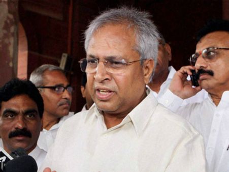 హెరిటేజ్ పాలు తాగి ఎవరైనా మరణిస్తే చంద్రబాబును అరెస్టు చేస్తారా: ఉండవల్లి