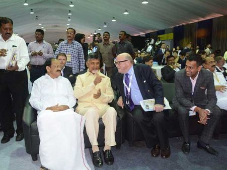 తెలంగాణకు హైదరాబాద్, ఏపీకి బాబు: వెంకయ్య ప్రశంసలు, గట్టిగా నవ్విన ఏపీ సీఎం