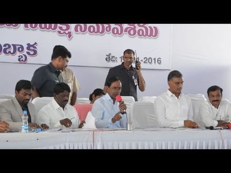 ఈ మట్టిలో పొర్లాడినా: పలకరించి, కాళ్లుమొక్కిన కెసిఆర్ (పిక్చర్స్)