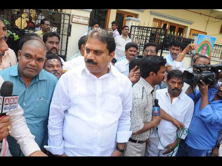 కల్తీ మద్యం కేసు: 9 మందికి బెయిల్, మల్లాది సోదరులు మాత్రం జైల్లోనే