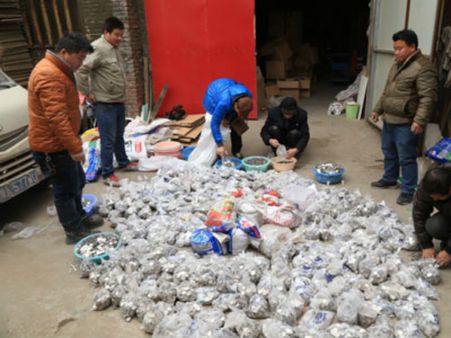 కరెన్సీ నోట్ల కోసం 'చిల్లర'ను అమ్ముకున్నాడు