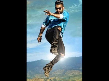 ఎన్టీఆర్ 'నాన్నకు ప్రేమతో'కు టిక్కెట్ దొరకలేదని థియేటర్‌పై రాళ్ల దాడి