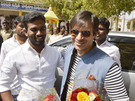 పరిటాల రవీంద్ర నిజమైన హీరో: దత్తత గ్రామంలో వివేక్ ఒబెరాయ్(పిక్చర్స్)