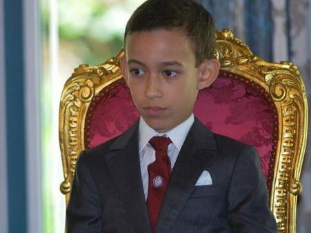 ముద్దు నచ్చని రాకుమారుడి ఇలా చేశాడు(వీడియో)