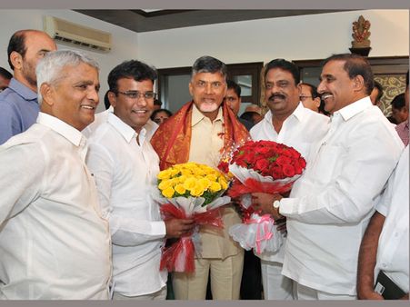 ఎవరివి వారికే: బిజెపిపై బాబు, గ్రేటర్ బాధ్యత సుజనాకు, 'ఆంధ్రా కులాల్ని తొలగించారు'