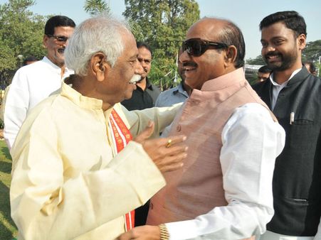 మాజీ సీఎంకు నివాళి: ఆత్మీయంగా కేంద్రమంత్రి దత్తన్న, ఎంపీ జేసీ (ఫోటోలు)