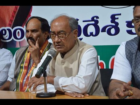 హైదరాబాద్‌కు వచ్చి షాకింగ్ న్యూస్ చెప్పిన దిగ్విజయ్, బిస్కట్ తింటూ.. (పిక్చర్స్)