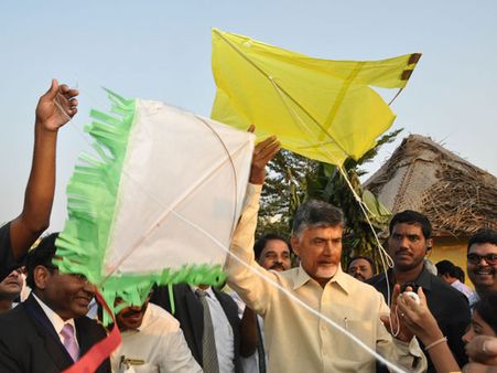 సంక్రాంతీ సంబరాల్లో చంద్రబాబు: గాలిపటం ఎగరేశారు (ఫోటోలు)