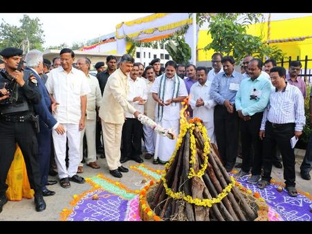 'డిక్టేటర్'కు ఫ్యాన్స్ జేజేలు, బోగిమంట వేసిన చంద్రబాబు (పిక్చర్స్)