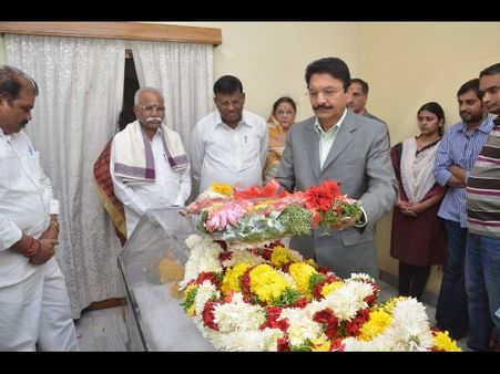 బీజేపీకి పెద్ద దిక్కు రామారావుకు ప్రముఖుల నివాళి (ఫోటోలు)