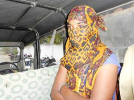 కూతురి అదృశ్యంతో తండ్రి ఆత్మహత్య: ప్రియుడితో వెళ్లిపోయి పెళ్లి