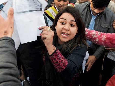 సరి- బేసి వెనక భారీ స్కామ్: సిరా చల్లిన భావన