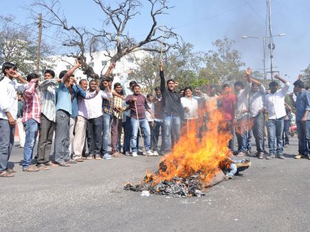 దళిత విద్యార్థి ఆత్మహత్య: ఓయు, హెచ్‌సియూల్లో ఆందోళనలు (పిక్చర్స్)
