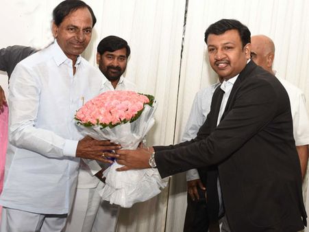 దేశంలోనే నెంబర్‌వన్: కేసీఆర్‌ను కలిసిన సింగరేణి సీఎండీ (ఫోటోలు)