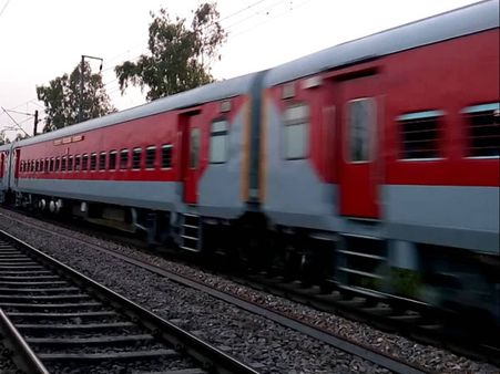 బోగీలను వదిలిపోయిన శివగంగా ఎక్స్‌ప్రెస్ ఇంజిన్