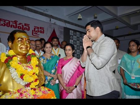 లోకేశ్ పలకరింపు: రక్తదానం చేసిన బ్రహ్మణి, భువనేశ్వరి (ఫోటోలు)