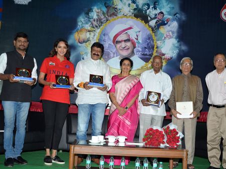 ఎన్టీఆర్ పేరిట మ్యూజియం: బాలయ్యతో నారా లోకేశ్ (ఫోటోలు)