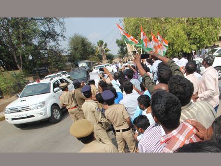 అసలేం జరిగింది?: నేలపై కూర్చొని శ్రద్ధగా విన్న రాహుల్, ఏకం కండి: డిగ్గీ