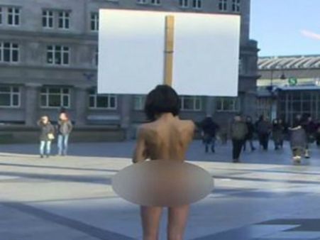 రేప్‌లకు నిరసనగా జర్మన్ యువతి నగ్న ప్రదర్శన