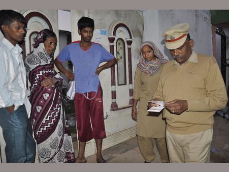 ఉగ్రవాదులపై ఐబీ అలర్ట్: పాతబస్తీలో కార్డాన్ సెర్చ్, 132మంది అనుమానితుల అరెస్ట్