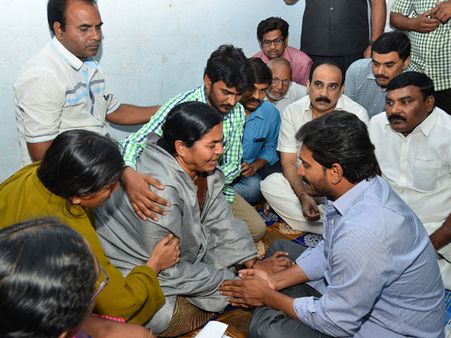 పరామర్శ, వీసీకీ రెక్వెస్ట్ చేస్తున్నా: నేడు వర్సిటీకి వైయస్ జగన్ (ఫోటోలు)