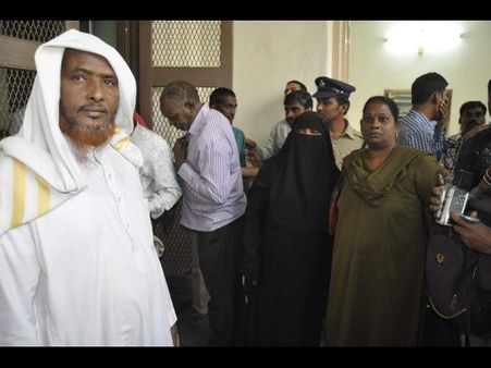 వృద్ధుడే యువతితో కాంట్రాక్ట్ పెళ్లికి వరుడు: కేకలేసిన తల్లి, భగ్నం (ఫొటోలు)