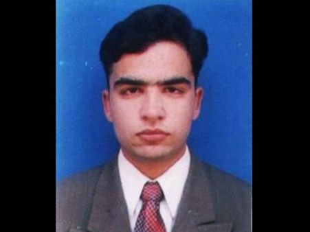 పాక్: విద్యార్థులను కాపాడి ప్రాణాలొదిలిన ప్రొఫెసర్