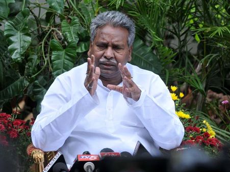 బాకీ కింద వేలానికి కావూరి స్థలం: ముందుకు రాని బిడ్డర్లు