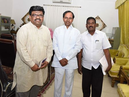 ‘రంది పడకు రాజన్నా.. నేనున్నా’: గాయకుడు సుందిళ్ల రాజన్నకు కెసిఆర్ భరోసా(పిక్చర్స్)