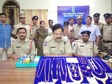 రైళ్లలో చోరీలు, పట్టివేత: ఇద్దరు మహిళలు, ముగ్గురు చిన్నారులు