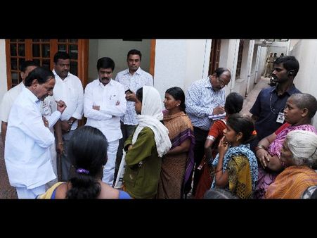 బాలకృష్ణ భేటీ: క్యాన్సర్ బాధితుల సమస్యలు అడిగి తెలుసుకున్న కెసిఆర్(పిక్చర్స్)