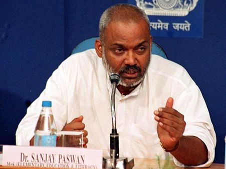 రోహిత్ ఆత్మహత్య-బిజెపికి మిత్రపక్షం షాక్: స్మృతి, దత్తాత్రేయల వల్లేనని.. పాశ్వాన్