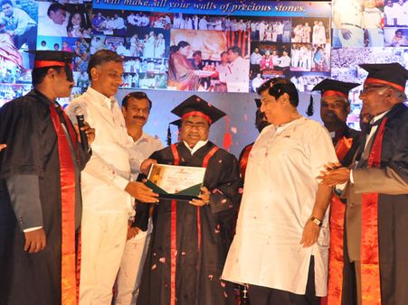 బాబుమోహన్‌‌కు గౌరవ డాక్టరేట్: ప్రజాసేవకుడంటూ హరీశ్ ప్రశంసలు(పిక్చర్స్)