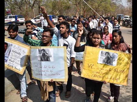 రోహిత్ ఫ్యామిలీకి హెచ్‌సీయూ రూ. 8లక్షలు ఎక్స్‌గ్రేషియా: వర్సిటీకి జేడీయూ ఎంపీలు(పిక్చర్స్)