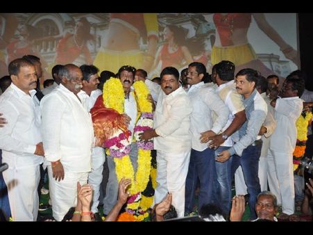 సమర్థుడు, ఎన్టీఆర్ బాటలో: చంద్రబాబుపై బాలకృష్ణ ప్రశంసలు(పిక్చర్స్)