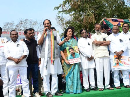 (పిక్చర్స్): అప్పారావుకు వీసీ అయ్యే అర్హతే లేదు, ఏబీవీపీ ఆఫీస్‌పై దాడి